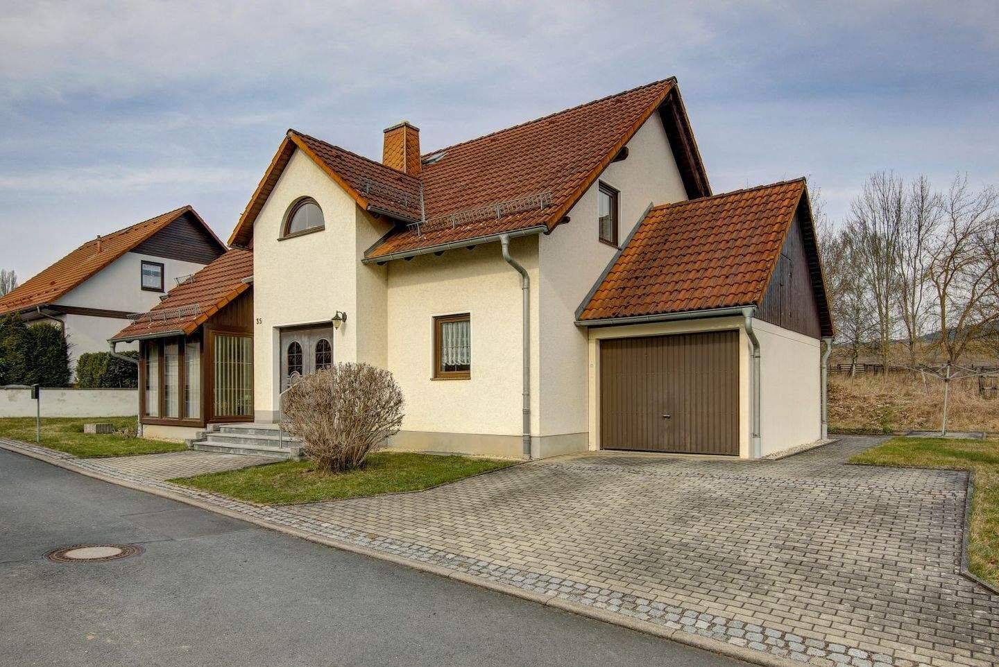 EFH Haus Einfamilienhaus in ruhiger Lage | Garten | Garage | Kamin | Keller | Küche EBK, 7381 Pößneck