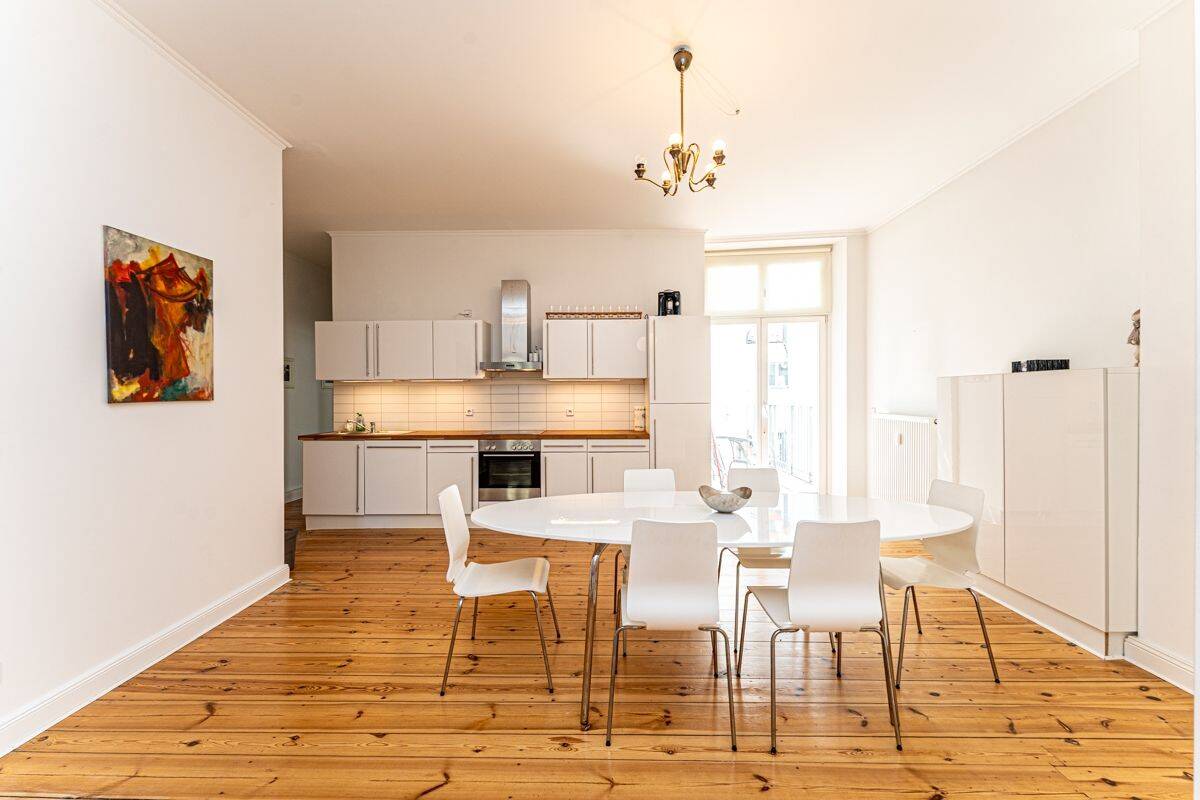 Sanierte 4-Zimmer-Altbauwohnung mit 2 Balkonen, Einbauküche und Aufzug, 10405 Berlin (Pankow Prenzlauer Berg)