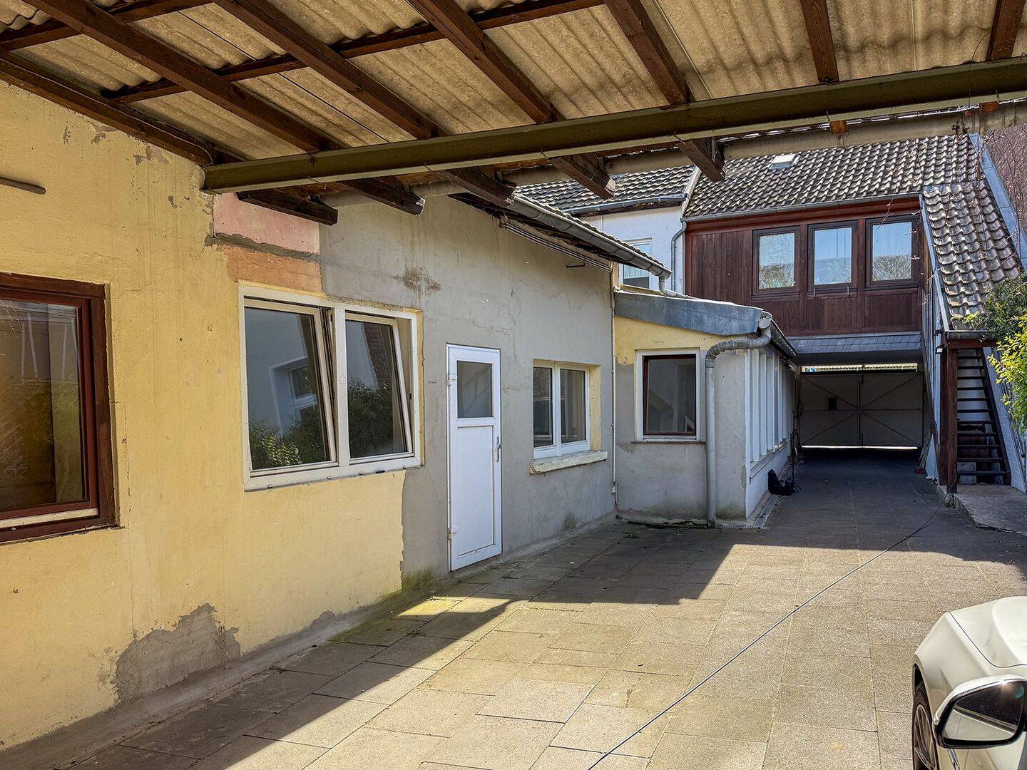 Wohnen, Vermieten, Entwickeln: Anwesen mit Scheune und großem Garten in Endenich, 53115 Bonn