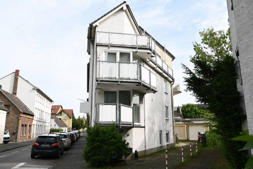 Renovierungsbedürftiges Einfamilienhaus auf 4 Ebenen mit 3 Balkonen * Bj. '95 * ca.141,38 m² Wfl. * 1 Garage im Nutzungsrecht, 51379 Leverkusen (Opladen)