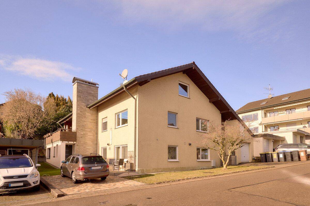 Attraktives Wohnungspaket: Vier Wohneinheiten mit Garten, Garage und Stellplätzen, 71522 Backnang