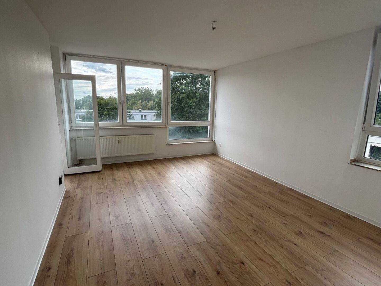 Frisch renovierte 3 Zimmer Wohnung mit Gäste WC und Balkon!, 40699 Erkrath