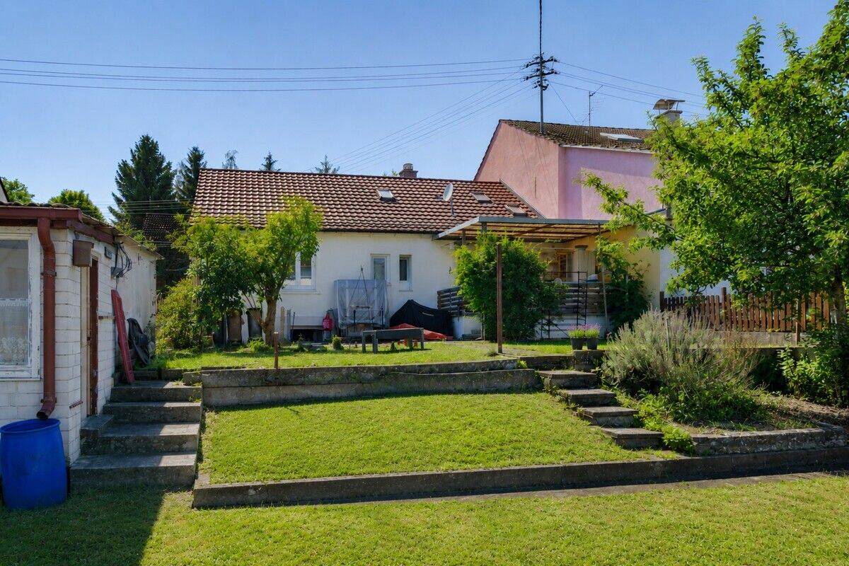 Familienfreundliche Doppelhaushälfte mit großem Garten, 78269 Volkertshausen