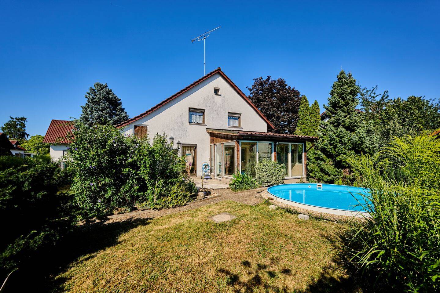 Familienglück auf 682 m² Grundstück in Aiterhofen: EFH mit viel Potenzial & moderner Heizung (2010), 94330 Aiterhofen