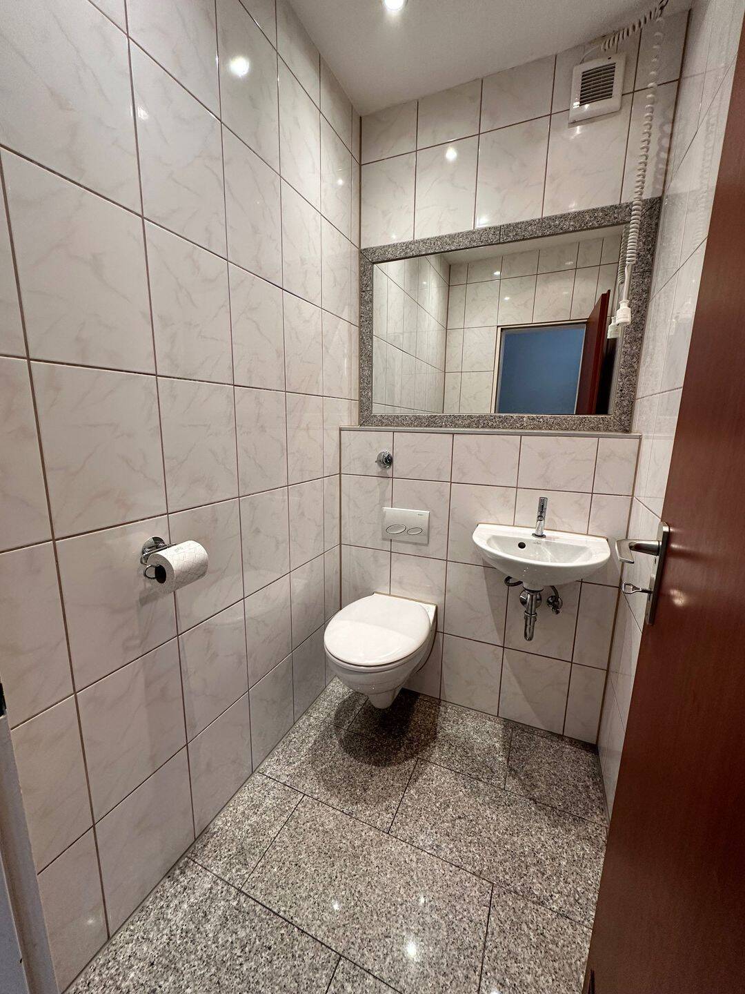 Großzügige 3- Zimmer-Wohnung mit Balkon und Gäste WC in toller Wohnanlage, 47807 Krefeld (Dießem/Lehmheide Fischeln)