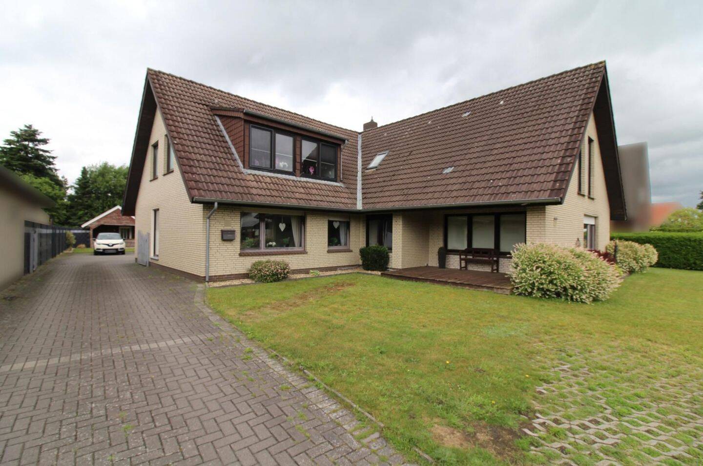 Mehrgenerationswohnen! Modernisiertes Wohnhaus mit zwei großzügigen, getrennten Wohneinheiten, zwei Garagen und viel Platz zum leben!, 26810 Westoverledingen