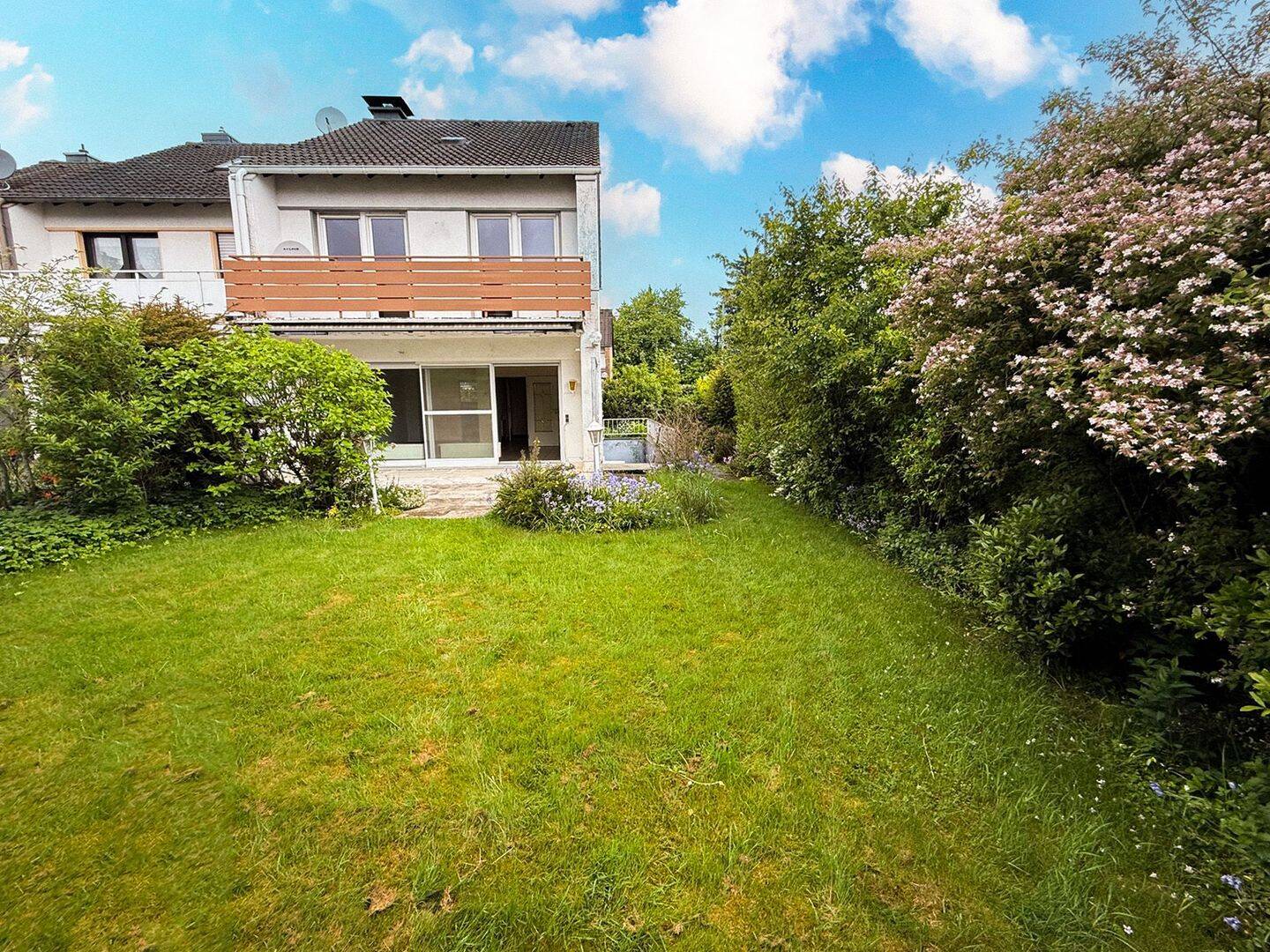 Auf dem Hügel: Reiheneckhaus in 42799 Witzhelden – in gefragter Anliegerstraße, 42799 Leichlingen (Rhld.)