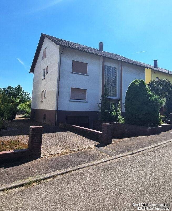 Zwei – Dreifamilienhaus mit sonnigem Garten. Provisionsfrei!, 75059 Zaisenhausen