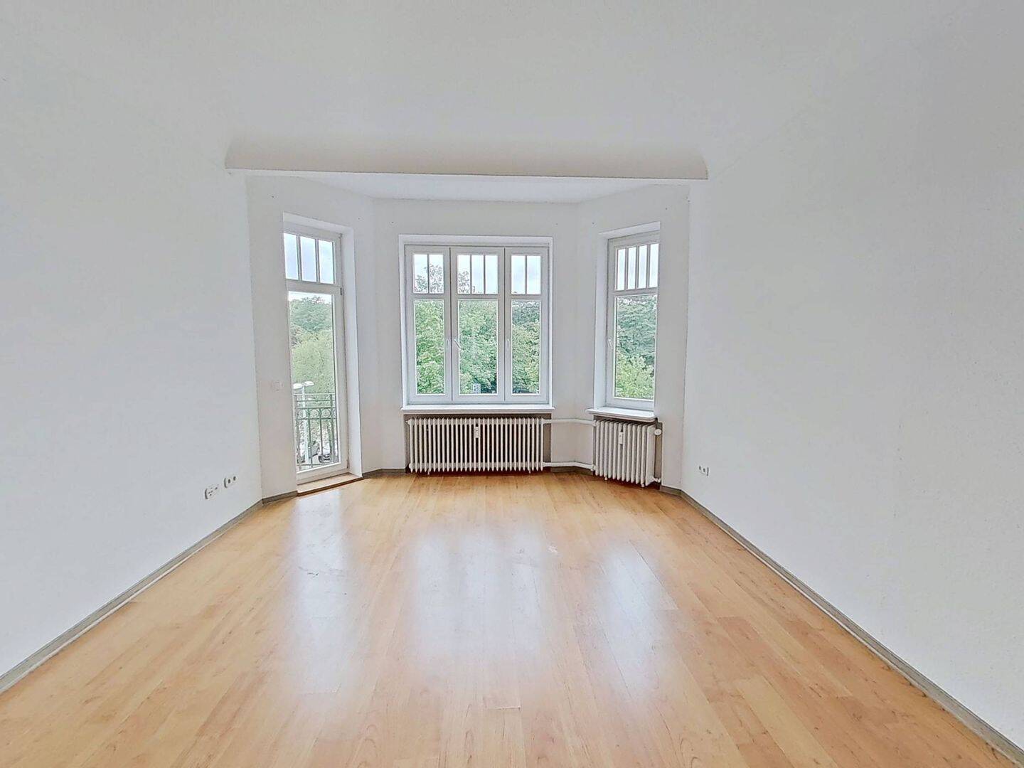 Schöne 5-Zimmer-Altbauwohnung mit 2 BALKONEN und Einbauküche in direkter Hafennähe, 24937 Flensburg