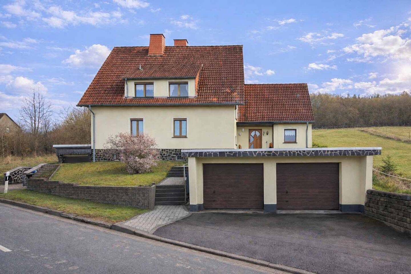 Großes Einfamilienhaus mit Gartenparadies, Gäste- und Nutzflächen sowie mehreren Garagen, 36414 Unterbreizbach