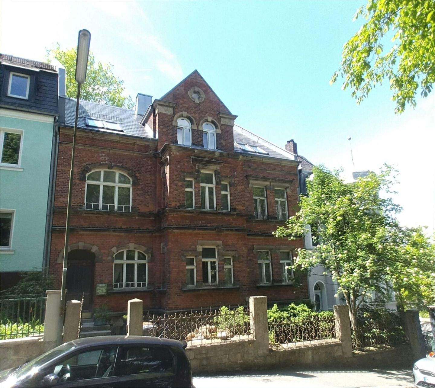 Kreuzbergviertel: Teilsaniertes Jugendstil-Mehrfamilienhaus mit weiterem Fertigstellungsbedarf und Baugenehmigung für große Balkone, 95213 Münchberg