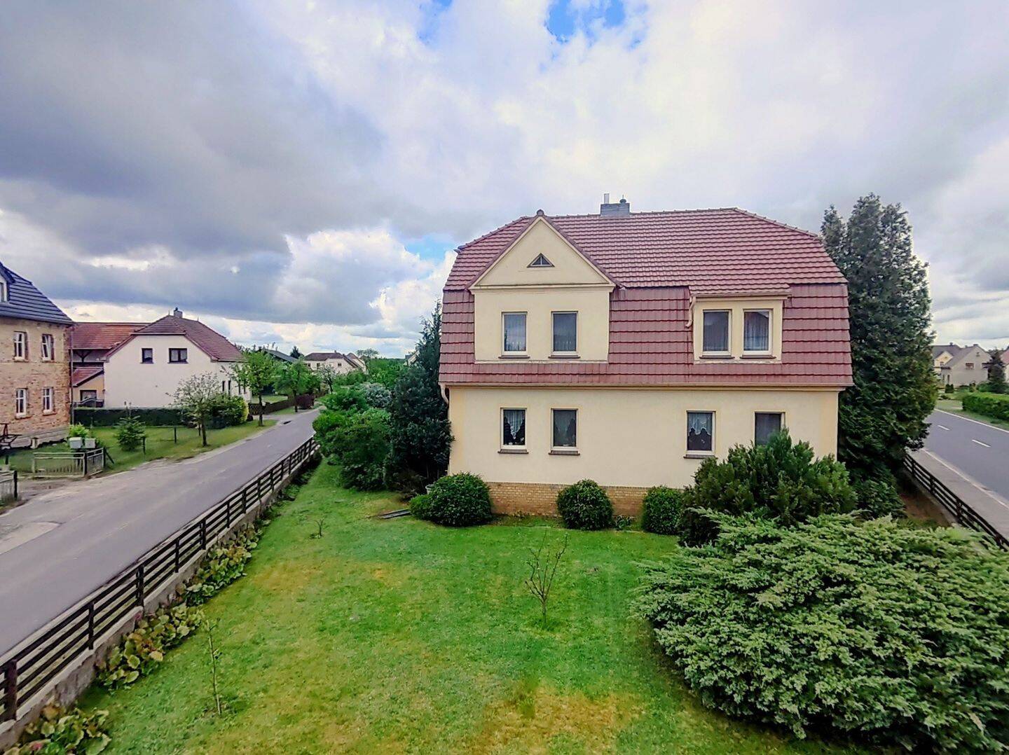 Zentrale Lage und viel Platz ! Dreiseitenhof mit großem Wohnhaus und viel Nebengelass in Schleife, 2959 Schleife