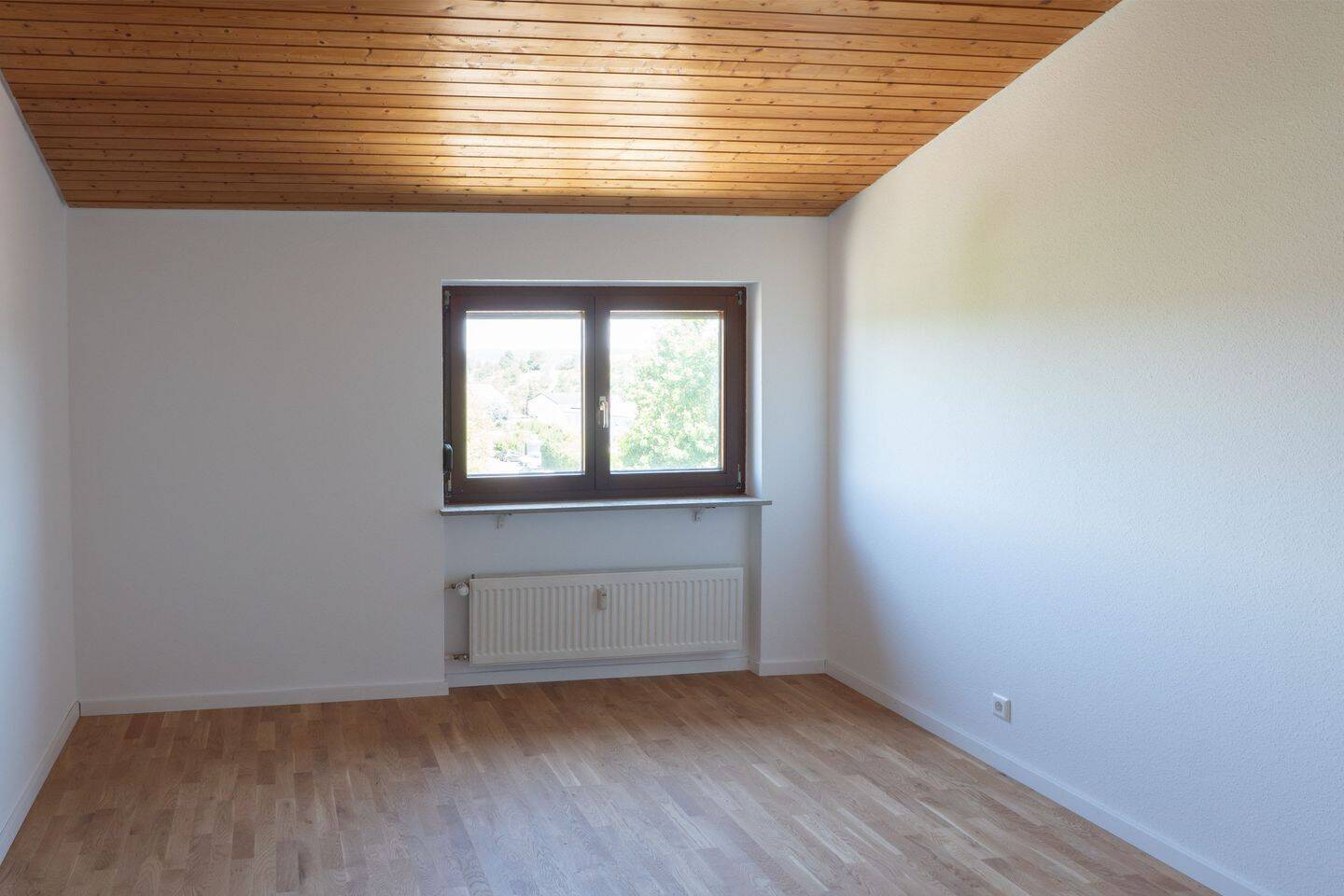 Renovierte 3-Zimmer-DG-Wohnung mit Balkon, Ruhe & traumhafter Aussicht, 73265 Dettingen unter Teck
