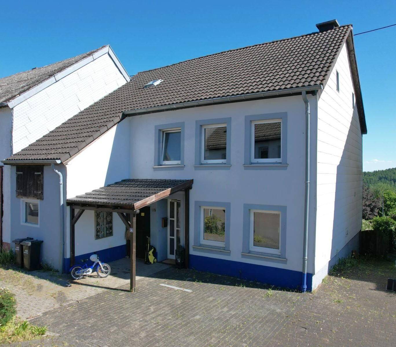 Einseitig angebautes Wohnhaus mit Stall, Balkon, Garten, Carport und schöner Aussicht in Schüller, 54586 Schüller