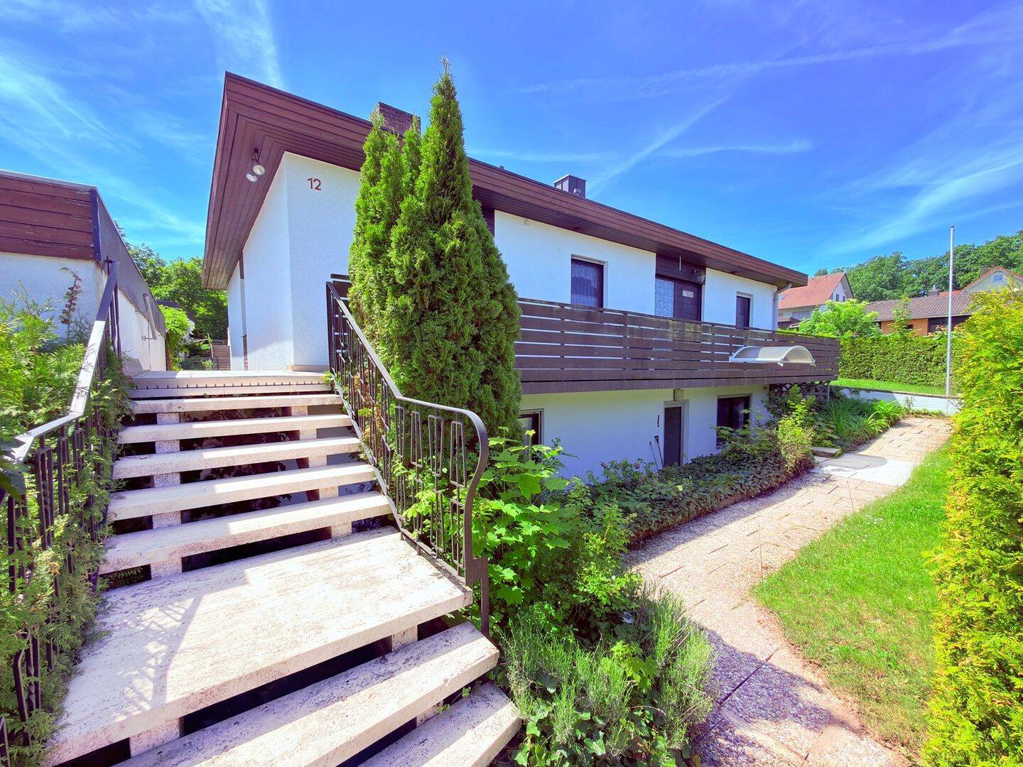 Familienbungalow mit Einliegerwohnung und Doppelgarage auf schönem Hanggrundstück, 91350 Gremsdorf