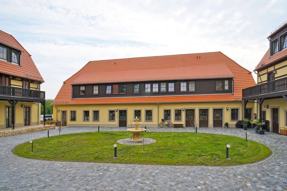 „Sächsischer Reiterhof“: Terrasse + Dusche + EBK mgl.*, 1169 Dresden