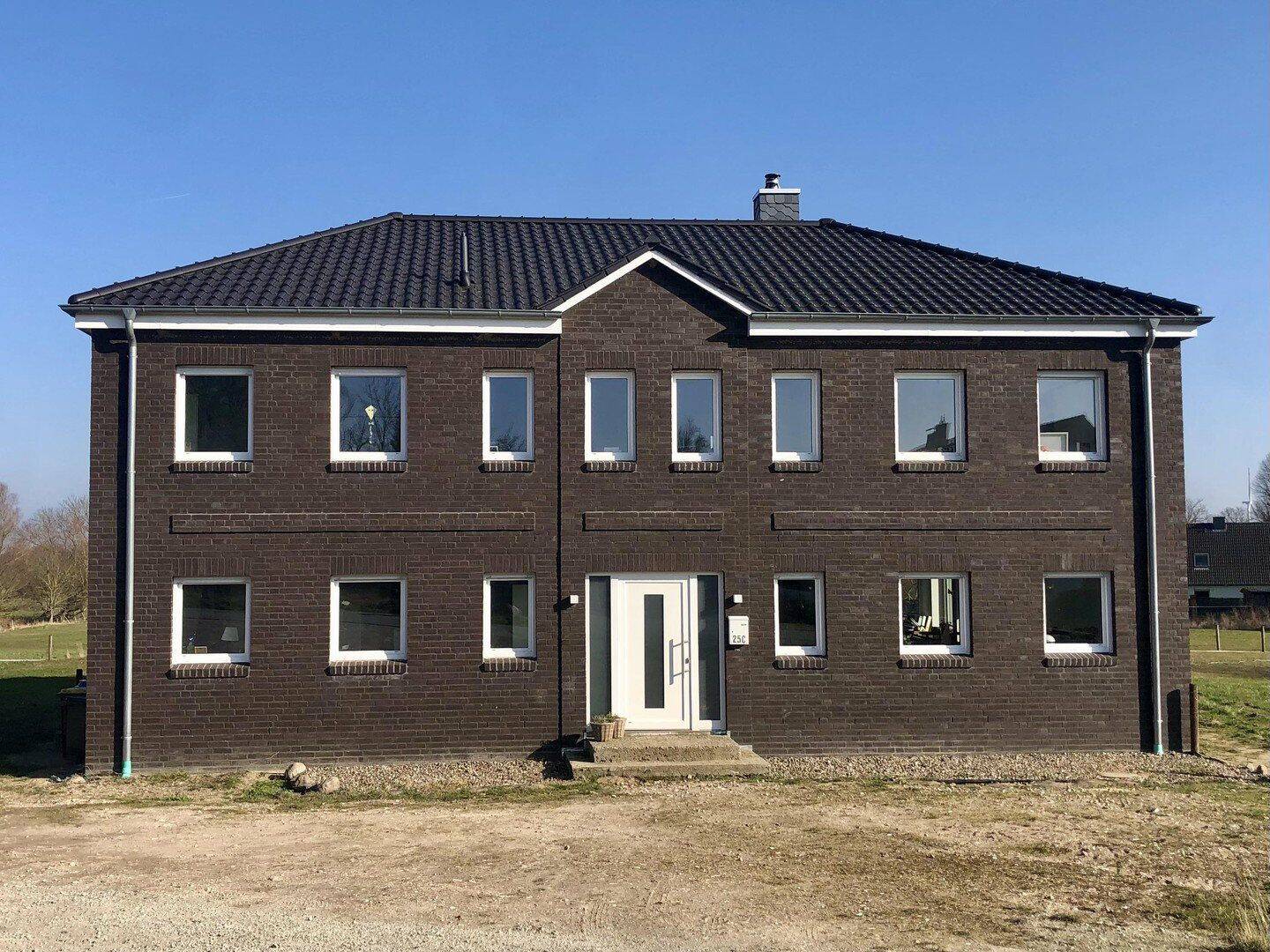 Modernes Landanwesen (Bj. 2021) mit Wohnhaus, Halle, Bauland und ca. 4 ha Land, 23758 Wangels