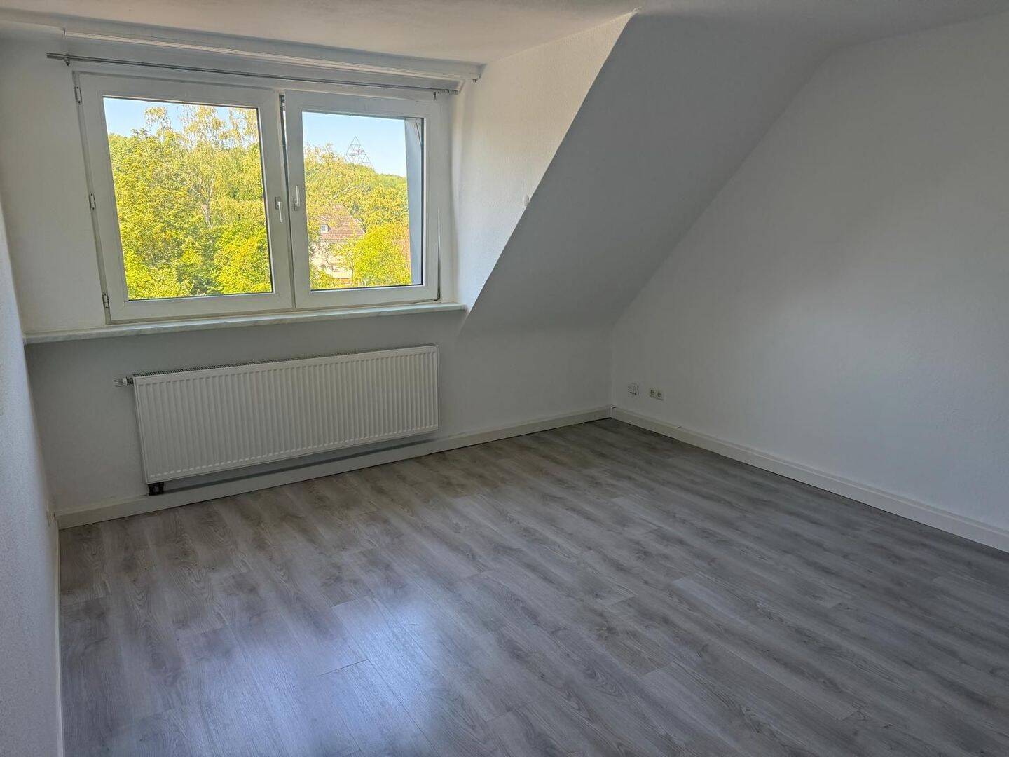 83 qm Dachgeschosswohnung in einer ruhigen Anliegerstrasse., 46238 Bottrop (Batenbrock Welheim Welheimer Mark)