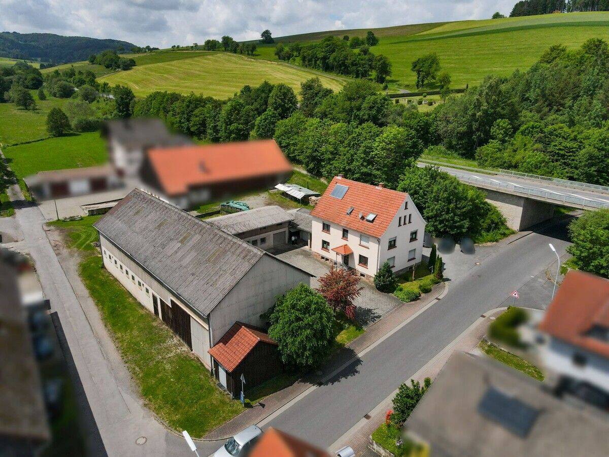 Vielseitige Dreiseitenhofanlage mit Zweifamilienhaus und Entwicklungspotenzial in der Rhön, 36115 Hilders