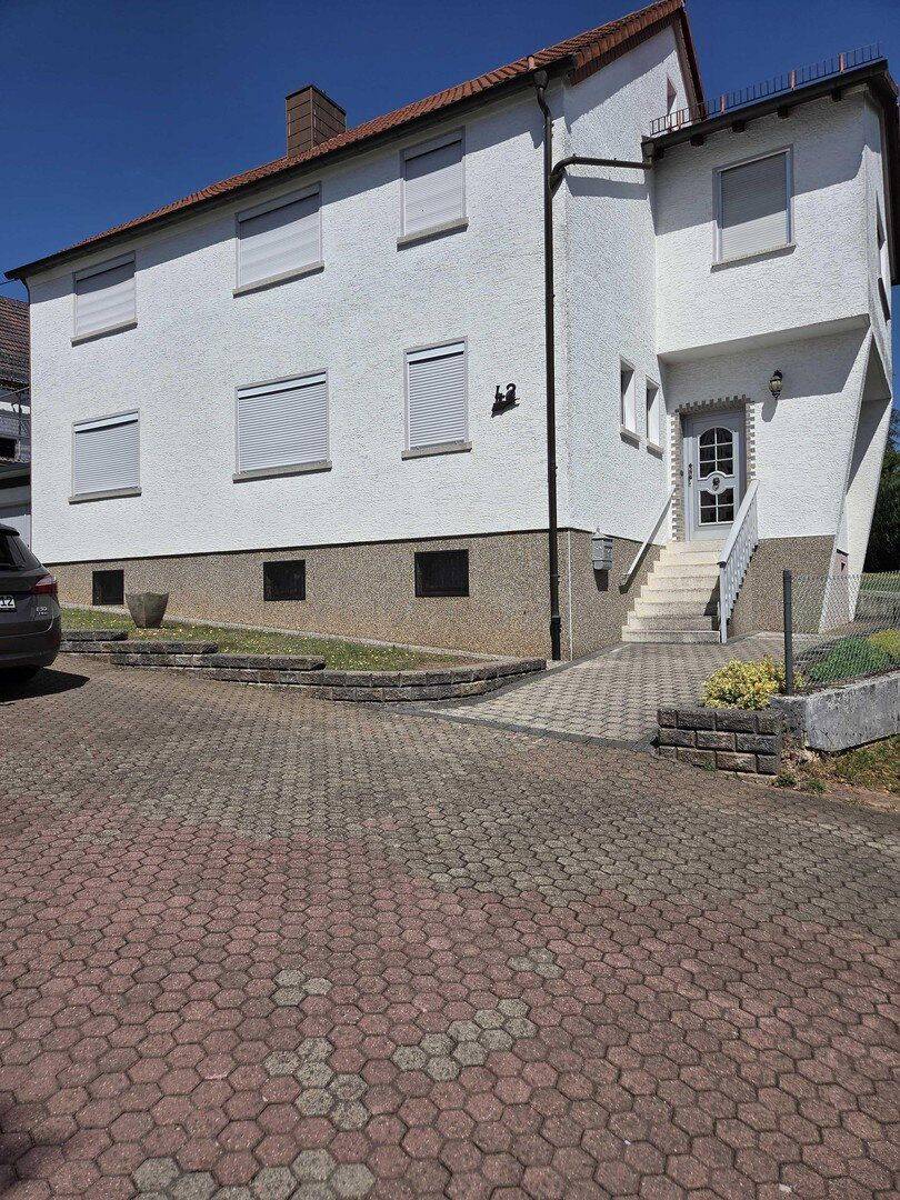 Provisionsfrei: Freistehendes Zweifamilienhaus, unterkellert, Garage & Garten in 66578 Heiligenwald, 66578 Schiffweiler