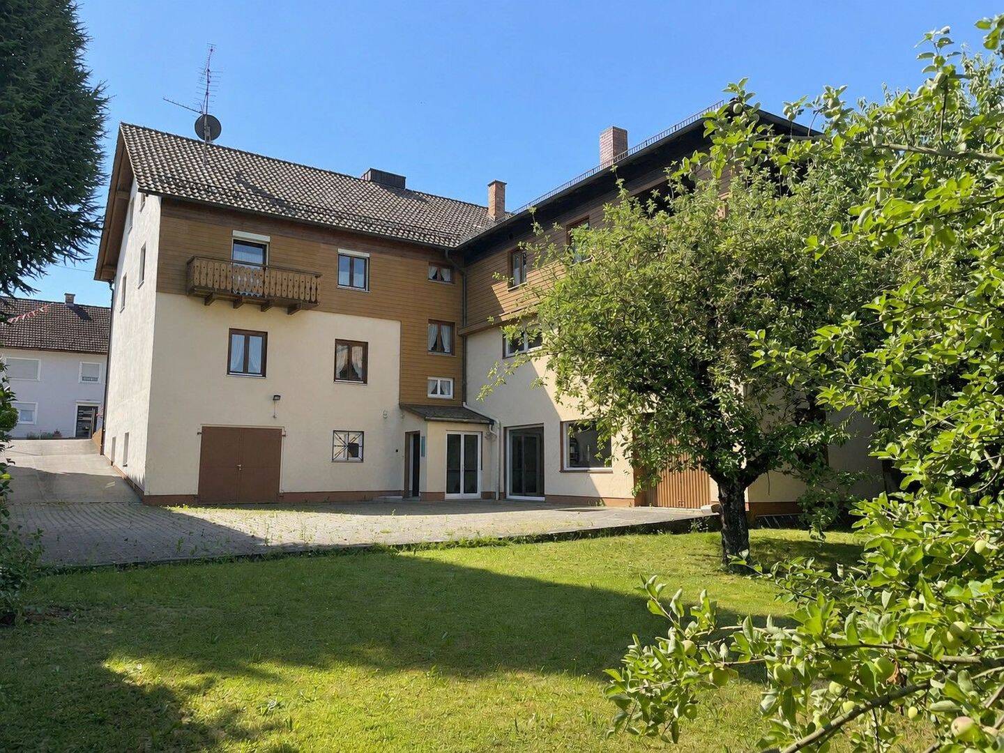Solides Wohn- und Geschäftshaus in zentraler Lage von Mengkofen-Weichshofen, 84152 Mengkofen