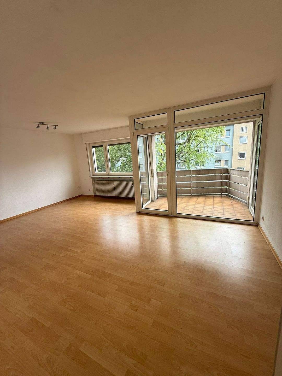 ALT-GINNHEIM, schöne sonnige 3-Zi.-Wohnung, Parkett, weißes Bad, Loggia, Parkett ab sofort frei!, 60431 Frankfurt am Main