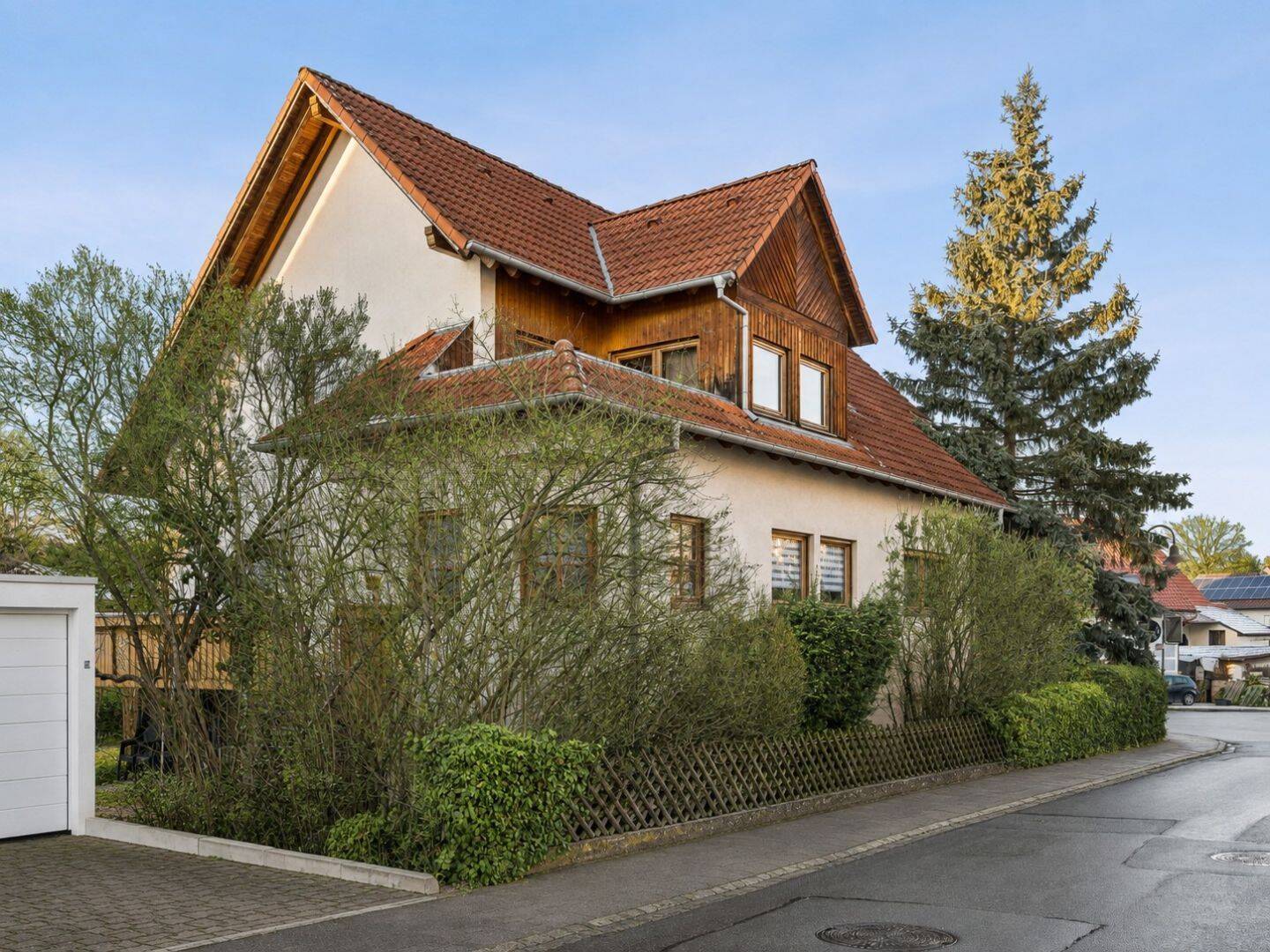 Freie 3,5-Zimmer-Dachgeschosswohnung mit Balkon u. Stellplatz in ruhiger Wohnlage von Breitenstein, 71093 Weil im Schönbuch