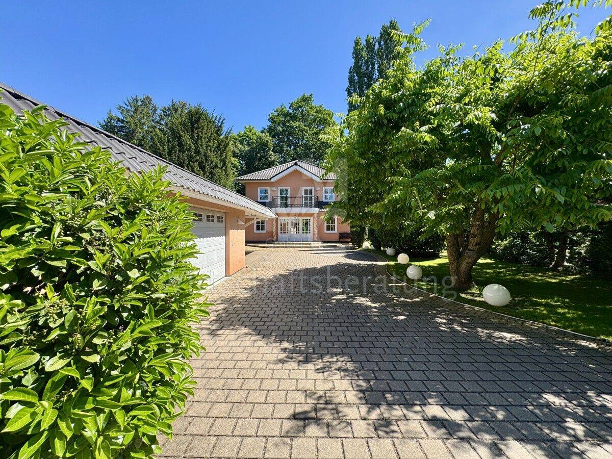 Kirchrode: Mediterrane Stadtvilla mit Pool auf einem Traumgrundstück, 30559 Hannover