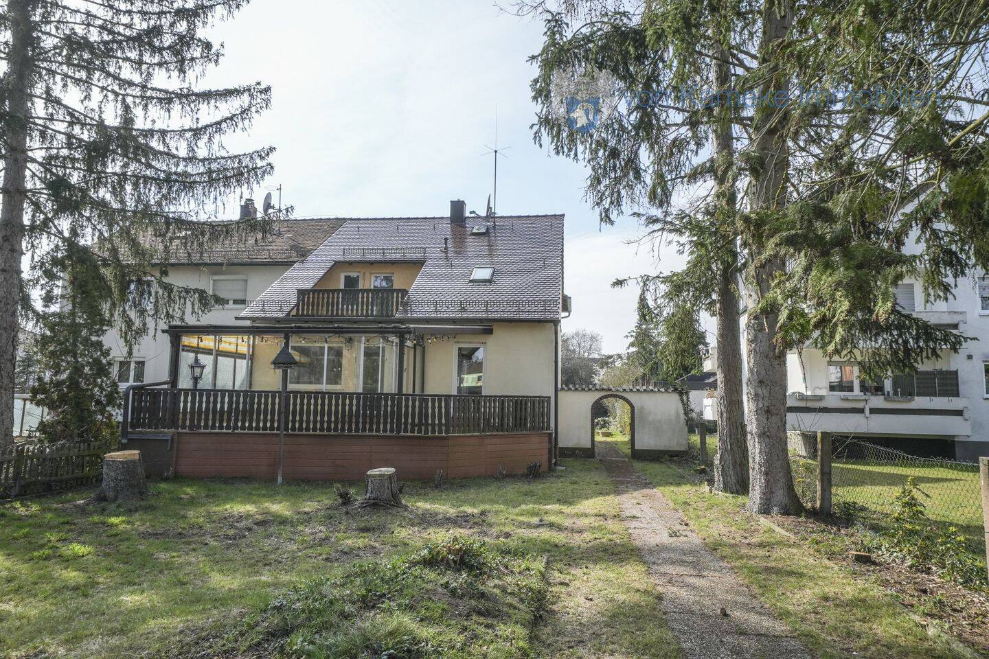 Großzügige DHH mit 2 WE auf 1.181m² Grundstück und Entwicklungspotenzial, 90765 Fürth