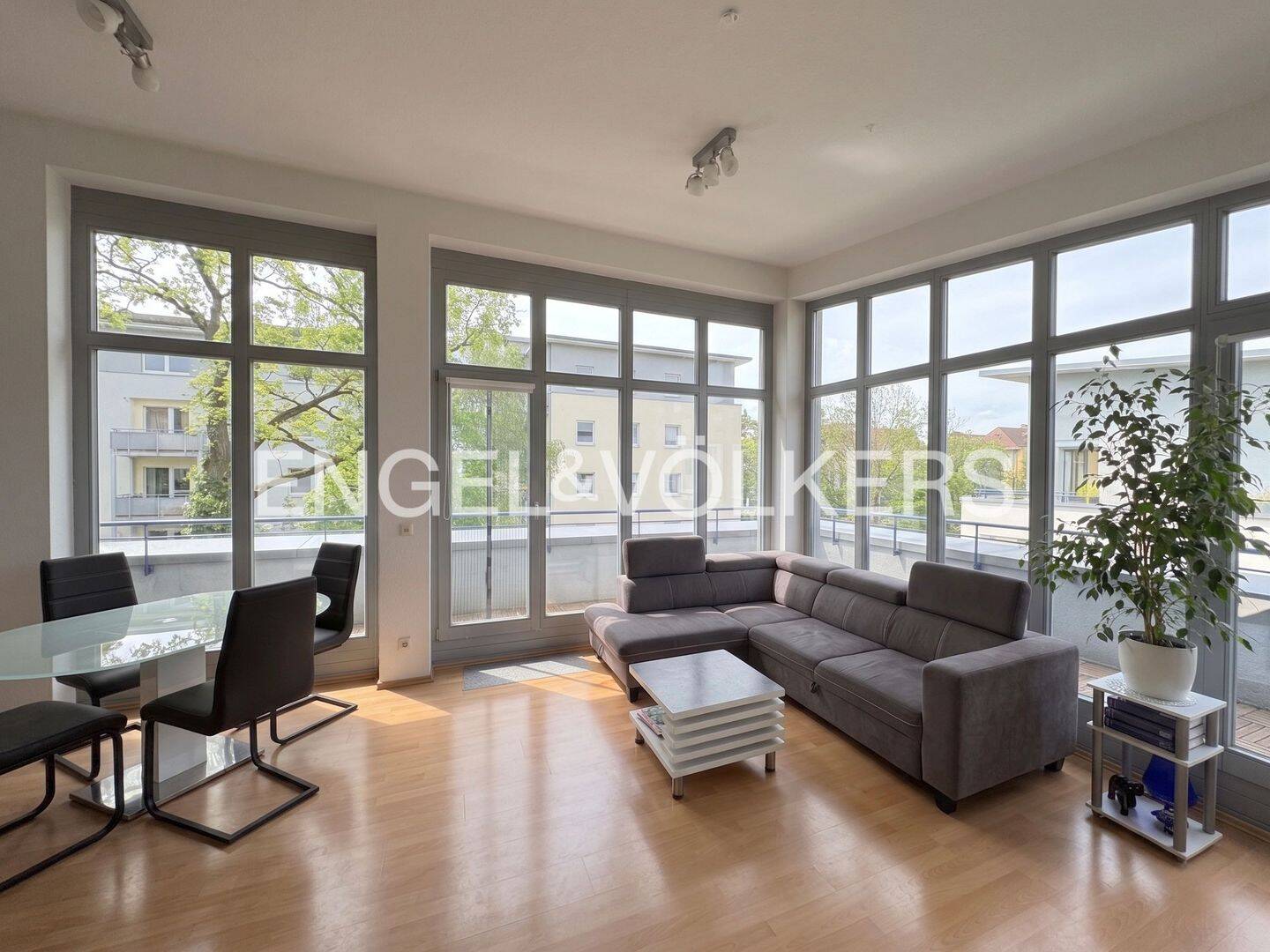 Attraktive 2-Raum-Wohnung mit Dachterrasse und Tiefgaragenstellplatz, 1099 Dresden