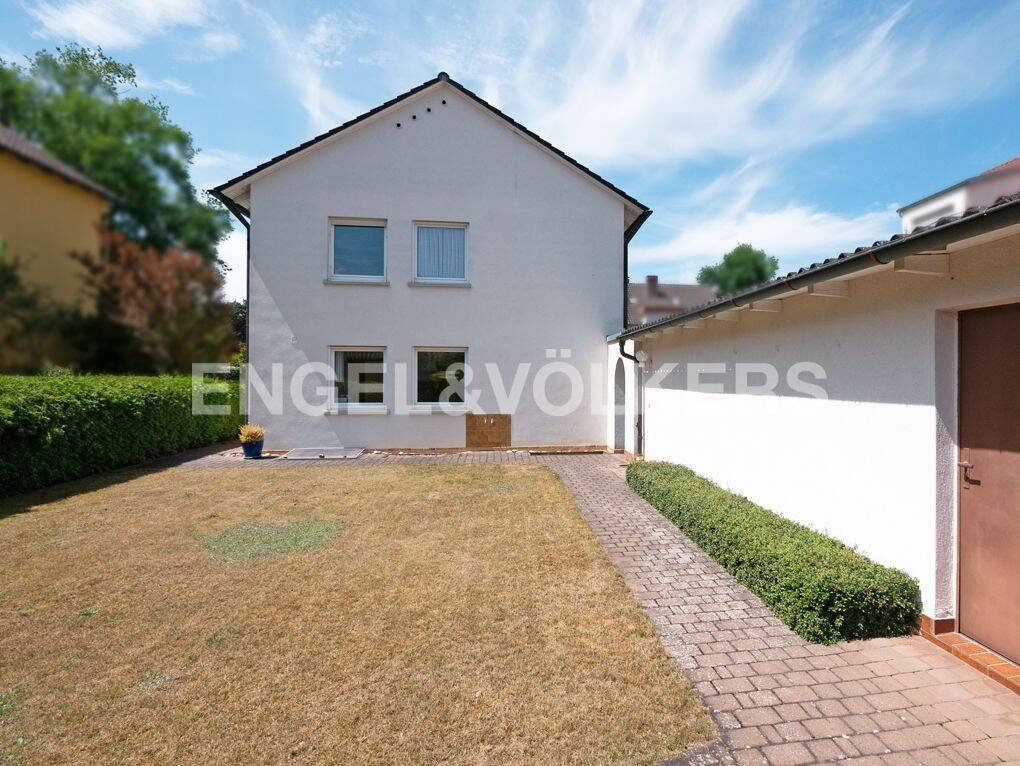 Freistehendes Einfamilienhaus mit großzügigem Grundstück und Potenzial, 97525 Schwebheim