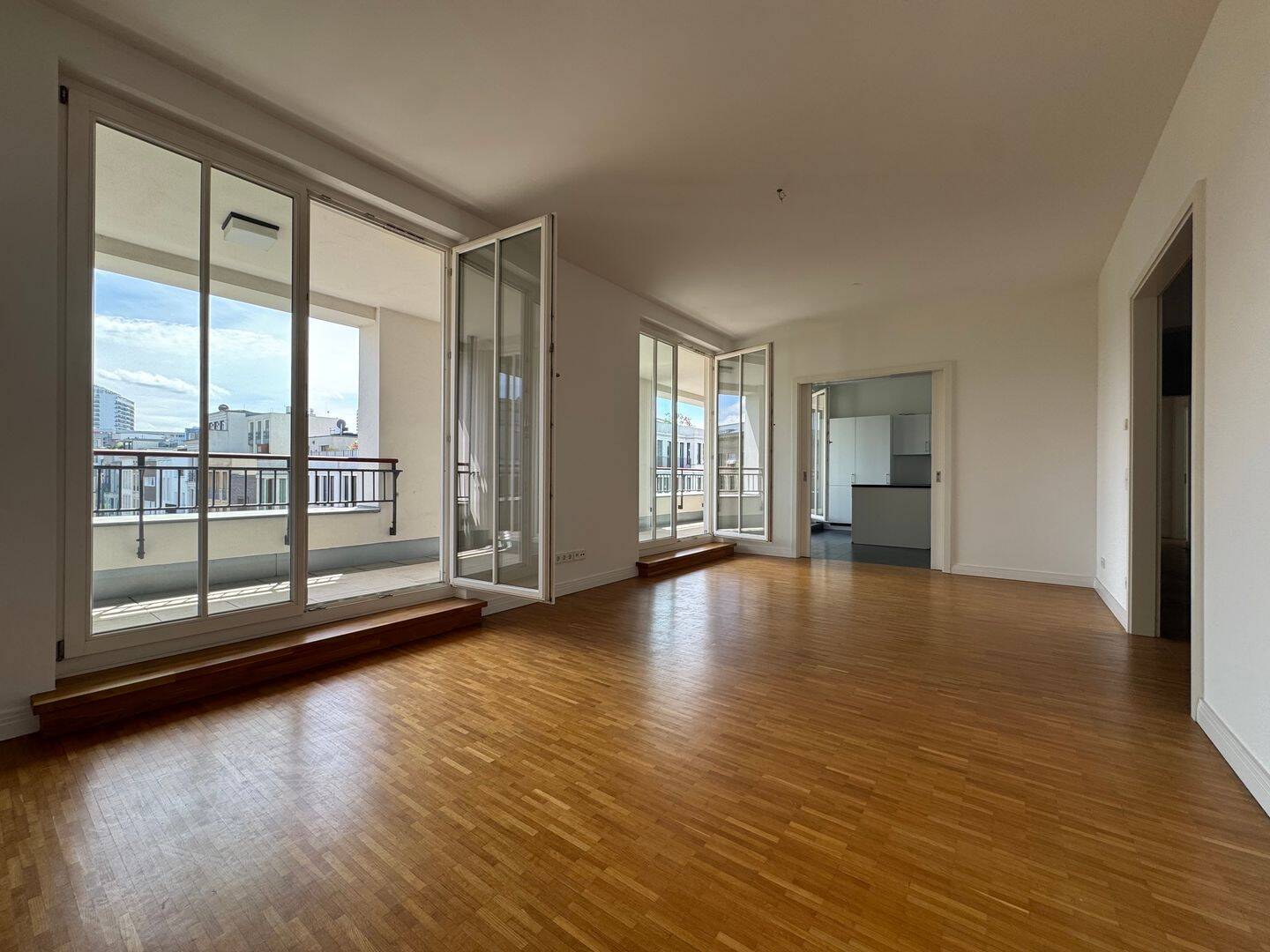 Ab sofort: Exklusive City-Residenz mit 3 Schlafzimmern, 2 Masterbädern & großem Balkon in Toplage!, 10117 Berlin (Mitte)
