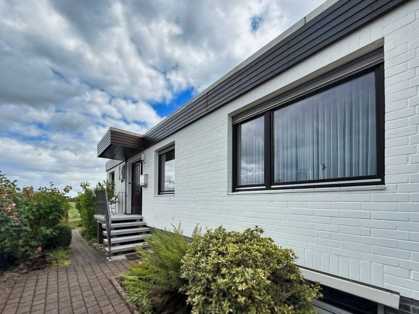 Barsinghausen-Egestorf: Gepflegter Bungalow/ Reihenendhaus mit Vollkeller in beliebter Feldrandlage, 30890 Barsinghausen