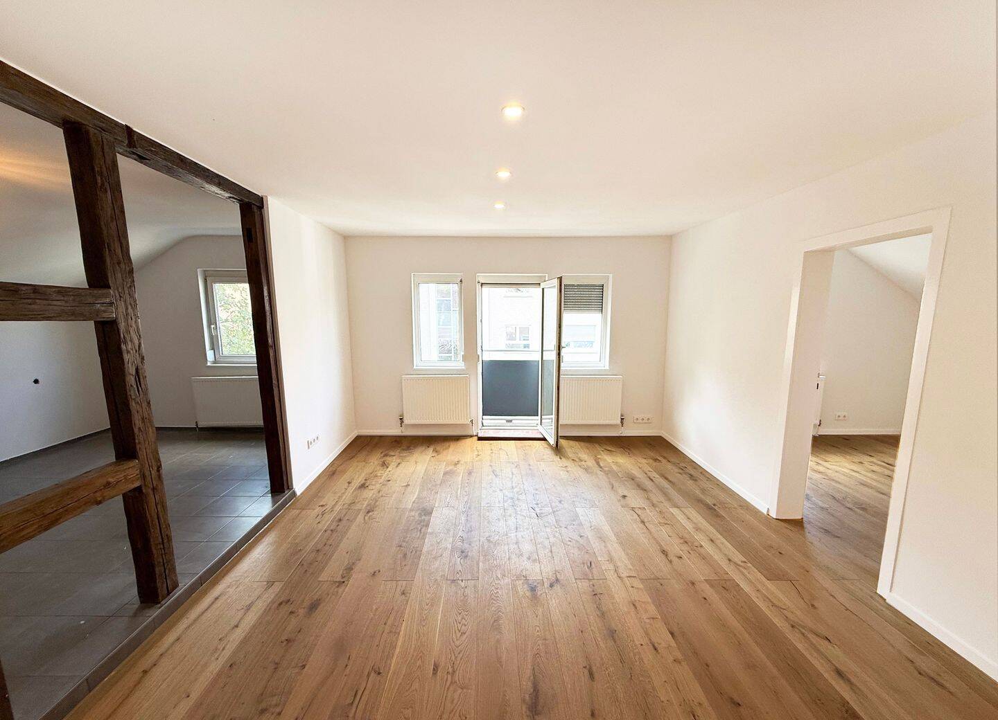 S-MITTE: Modernisierte Dachgeschoss-Wohnung in begehrter Lage, 70182 Stuttgart (Mitte)