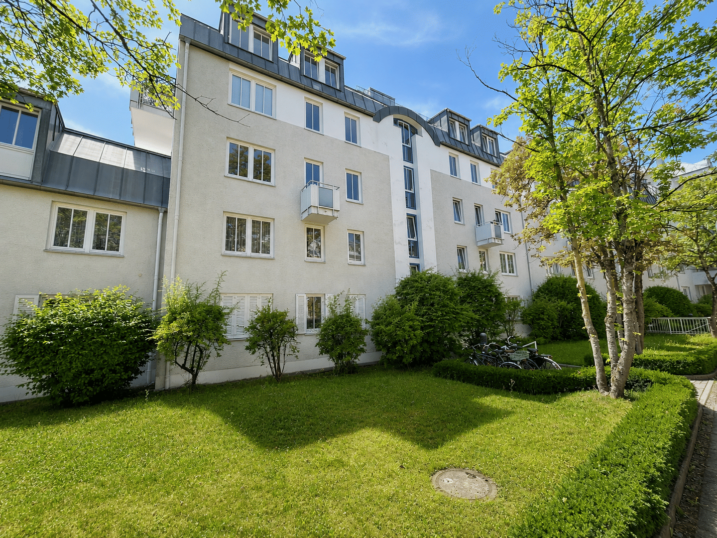 Attraktive und gut geschnittene 3-Zimmer-Wohnung mit 2 Balkonen in München-Sendling-Westpark