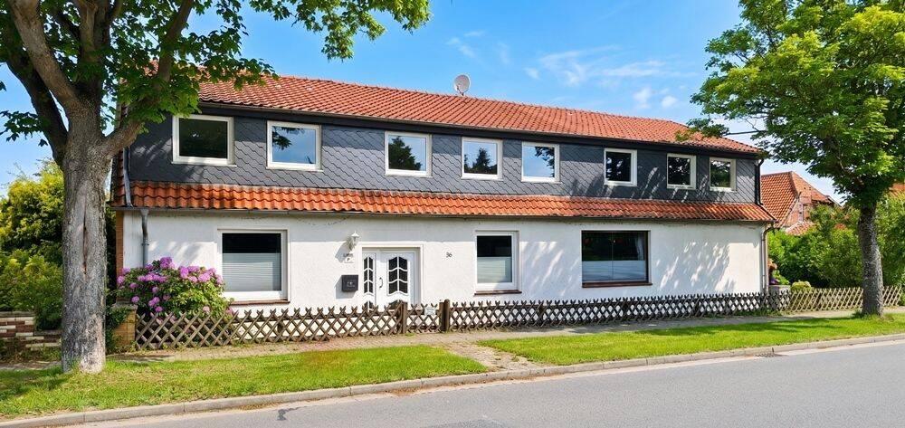 Edemissen – Wehnsen – großzügiges Zweifamilienhaus mit Nebengebäude und Garagen, 31234 Edemissen