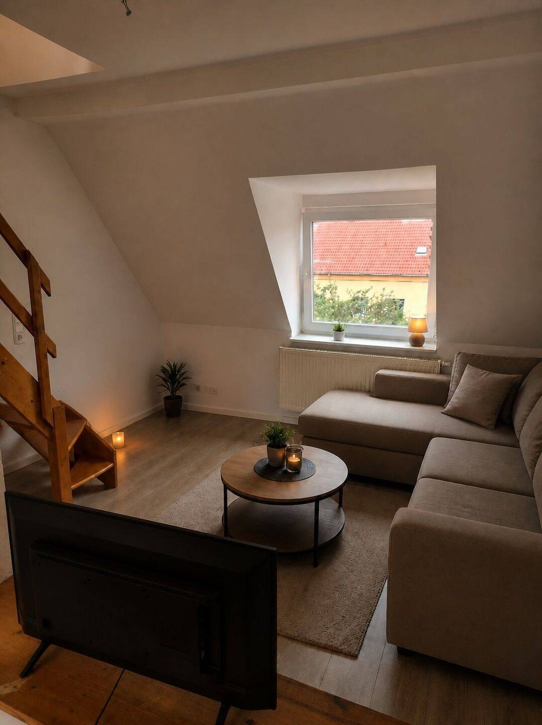 kleine 3 Raum Wohnung im Dachgeschoss mit Balkon, 99092 Erfurt