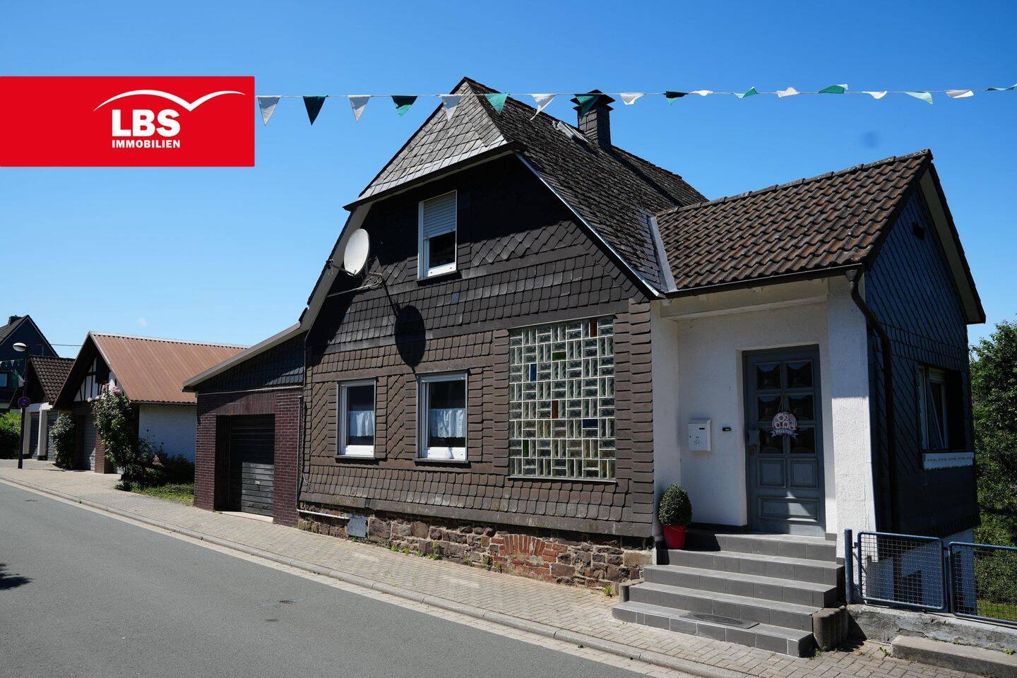 Charmantes Einfamilienhaus mit Einliegerwohnung und herrlichem Ausblick in Erndtebrück, 57339 Erndtebrück