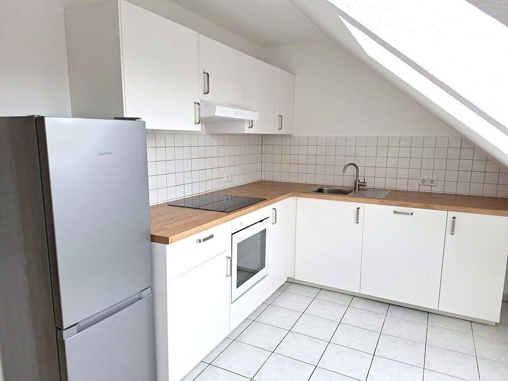 !! 2-Zimmer-Dachgeschosswohnung mit neuer Einbauküche, Aufzug und Laminat, Nähe Hauptbahnhof !!, 9130 Chemnitz (Hilbersdorf Sonnenberg Yorckgebiet Zentrum)
