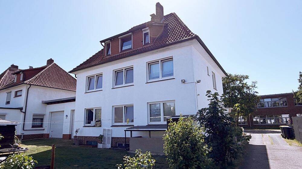 HAMBURGER DREIFAMILIENHAUS MIT 12 GARAGEN, LAUFENDEN MIETEINNAHMEN UND ENTWICKLUNGSPOTENZIAL!, 21147 Hamburg (Harburg Hausbruch Neugraben-Fischbek)