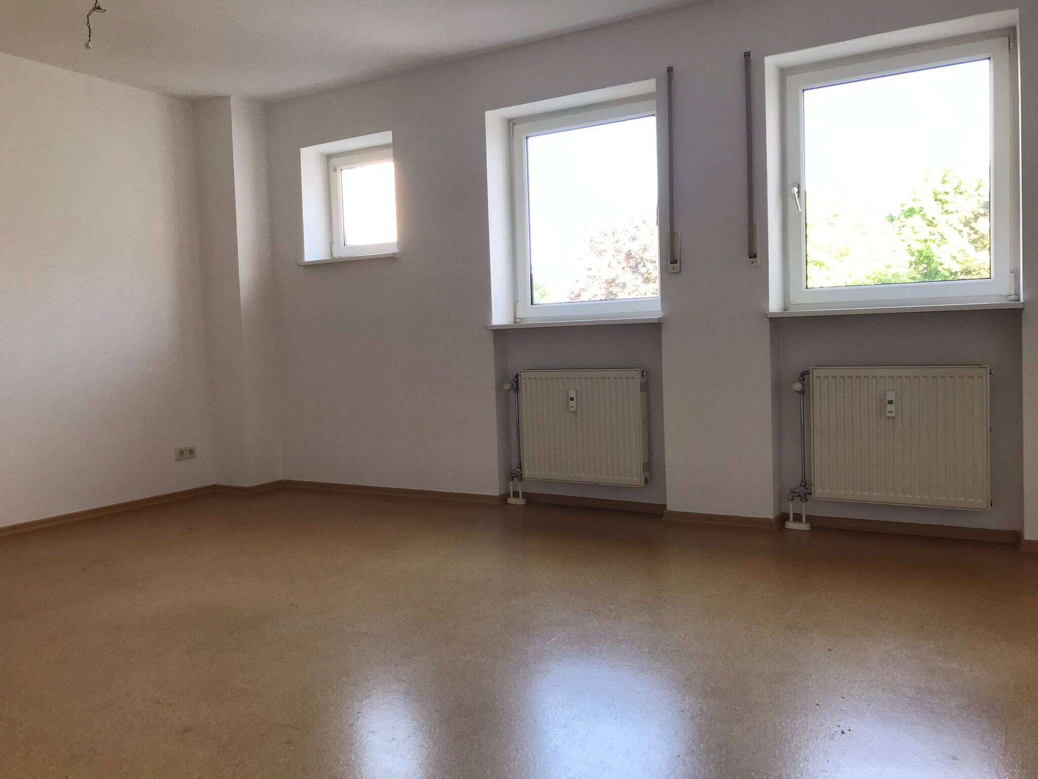 Verfügbar ab 01.09.2026 1-Zi.-Whg., Küche, Bad + Kellerabteil + Waschraum + Fahrradkeller+ Tiefgaragenstellplatz, 93051 Regensburg (Galgenberg Großprüfening-Dechbetten-Königswiesen Kumpfmühl-Ziegetsdorf-Neuprüll)