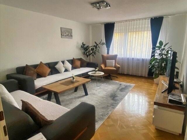 Kernsanierte 4-Zimmer-Wohnung in zentraler Lage von Backnang, 71522 Backnang