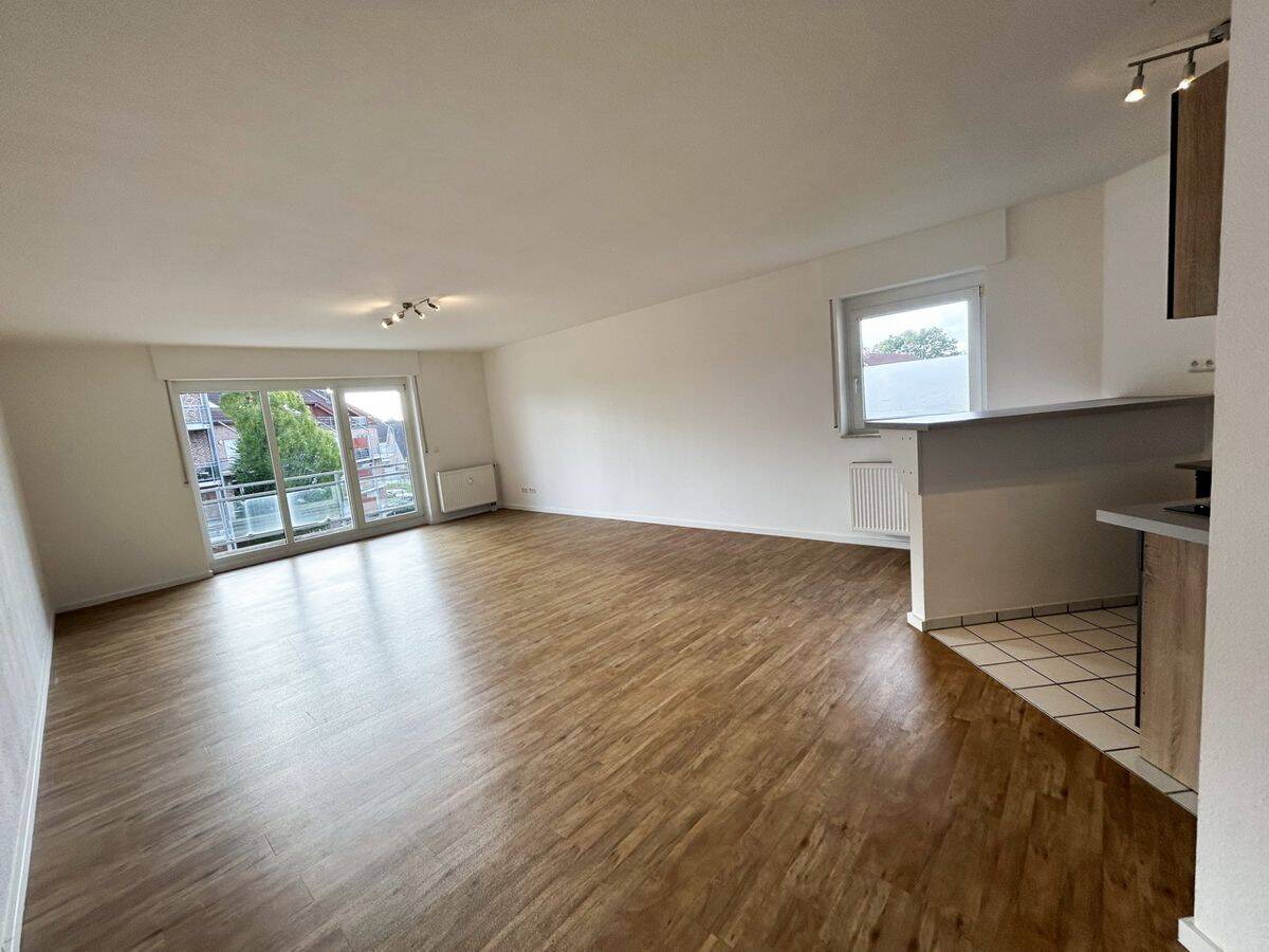 Große und helle 1-Zimmer-Wohnung im 2. Obergeschoss, mit Küchenzeile, Balkon & Stellplatz