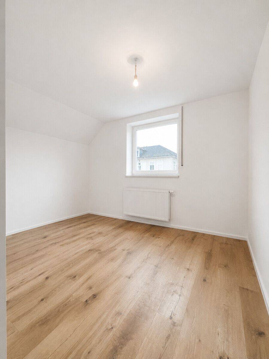 Hochwertig modernisierte Maisonette-Wohnung mit großem Balkon und eigenem Carportstellplatz, 1445 Radebeul