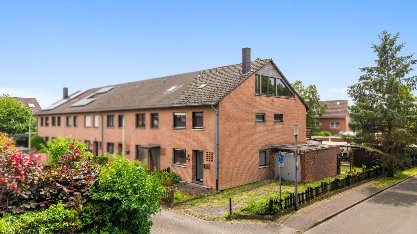 Sanierungsbedürftiges Reiheneckhaus mit überdachtem Freisitz, Garage und Entwicklungspotenzial, 52382 Niederzier