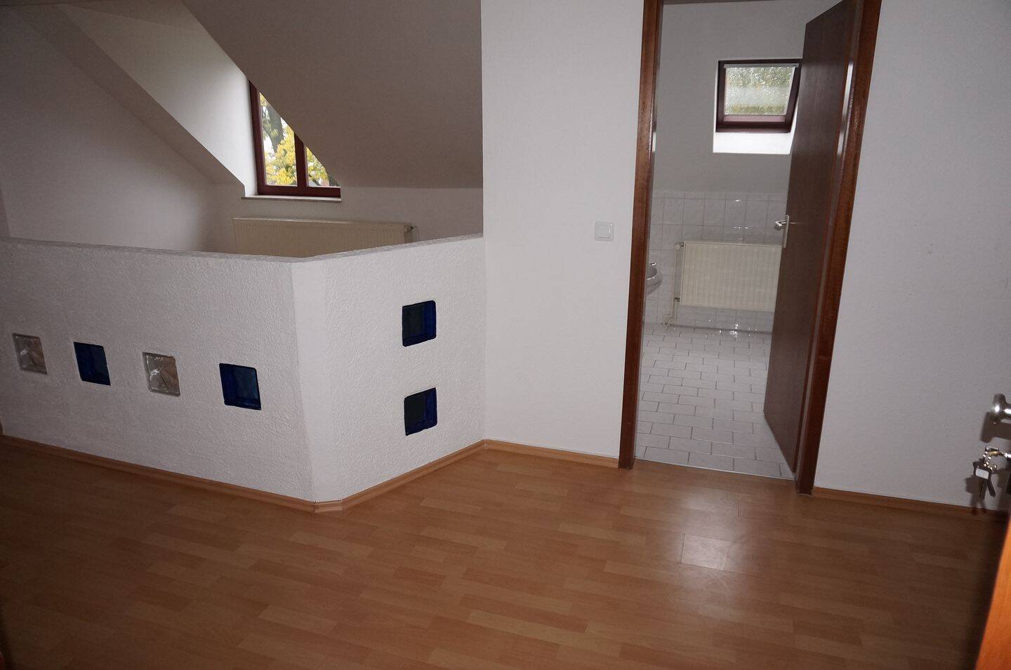 DG / 1-Zi-Whg. mit Laminat – Bad mit Fenster + Dusche, 9130 Chemnitz (Hilbersdorf Sonnenberg Yorckgebiet Zentrum)