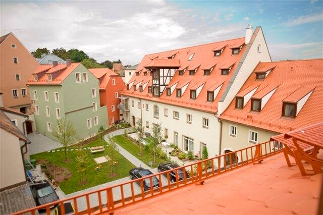 Stilvolle und gemütliche 2 – Zimmer – DG Wohnung mit Einbauküche in saniertem Denkmal am westlichen Altstadtrand, 93047 Regensburg (Innenstadt Kasernenviertel Ostenviertel Westenviertel)
