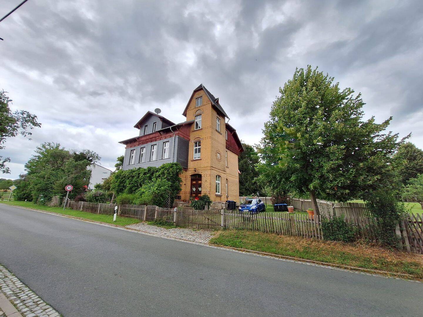 Villa mit 3 Eigentumswohnungen | MFH | Haus | mit Garten & Blick ins Grüne, 7768 Hummelshain