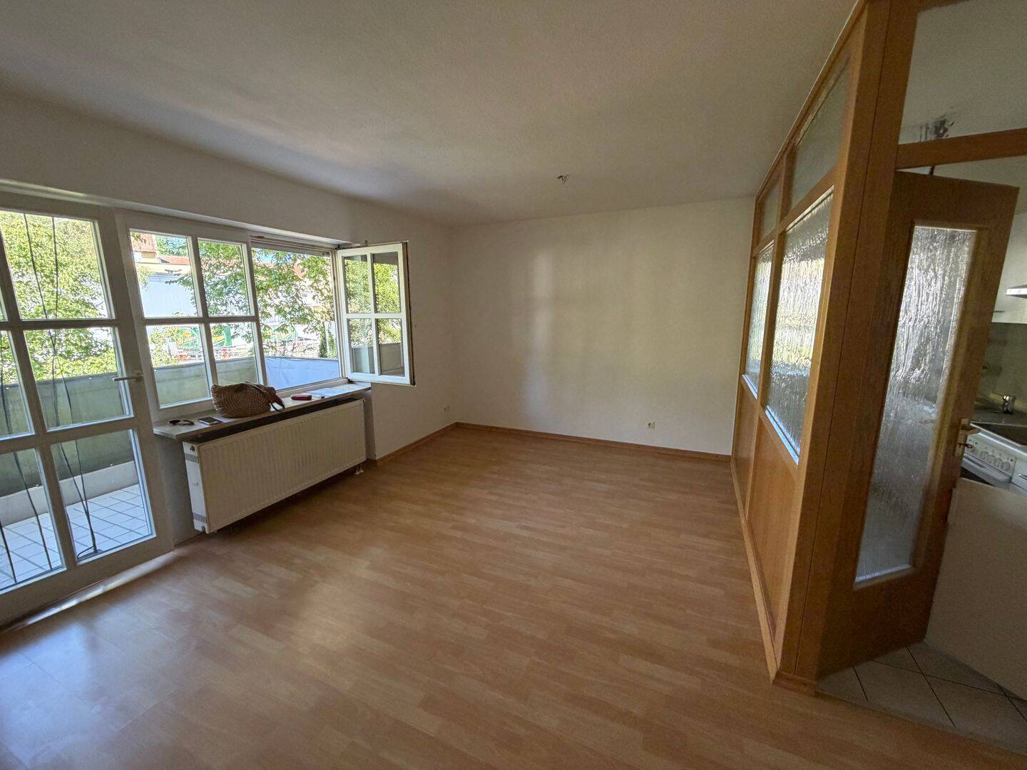 Sehr schön gelegene 1-Zim.Whg.zu verkaufen. Hochparterre mit Blick ins Grüne. Bad mit Wanne / Fenster /Waschmaschinenanschluß/EBK /Küche mit Fenster /, 84036 Landshut