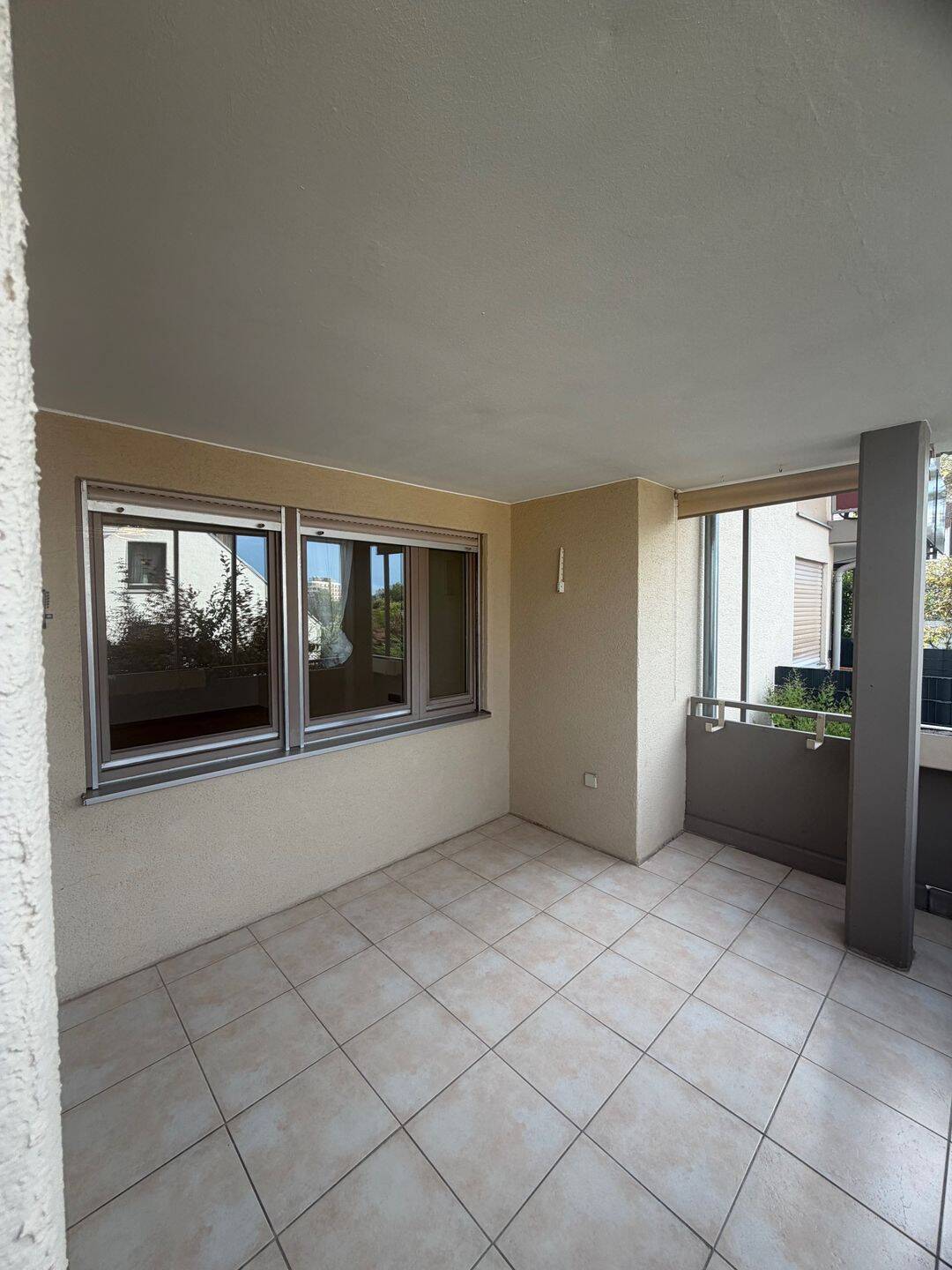 Frisch renovierte 2-Zimmer-Wohnung mit Balkon, EBK & Tiefgarage in Esslingen, 73732 Esslingen am Neckar